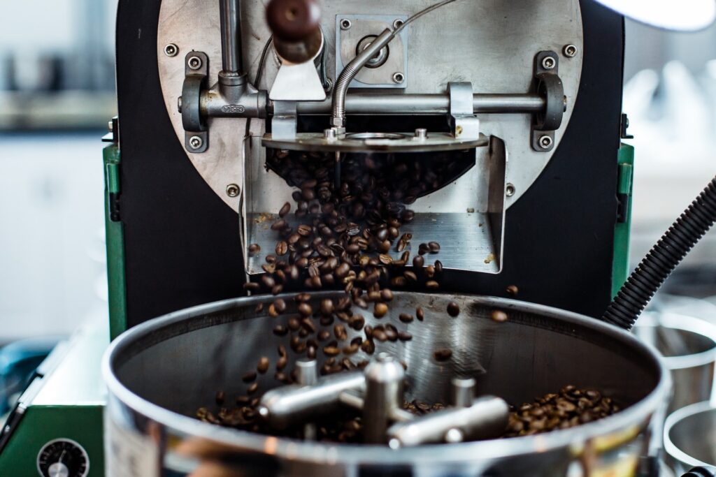 Discharge biji kopi dari drum coffee roaster